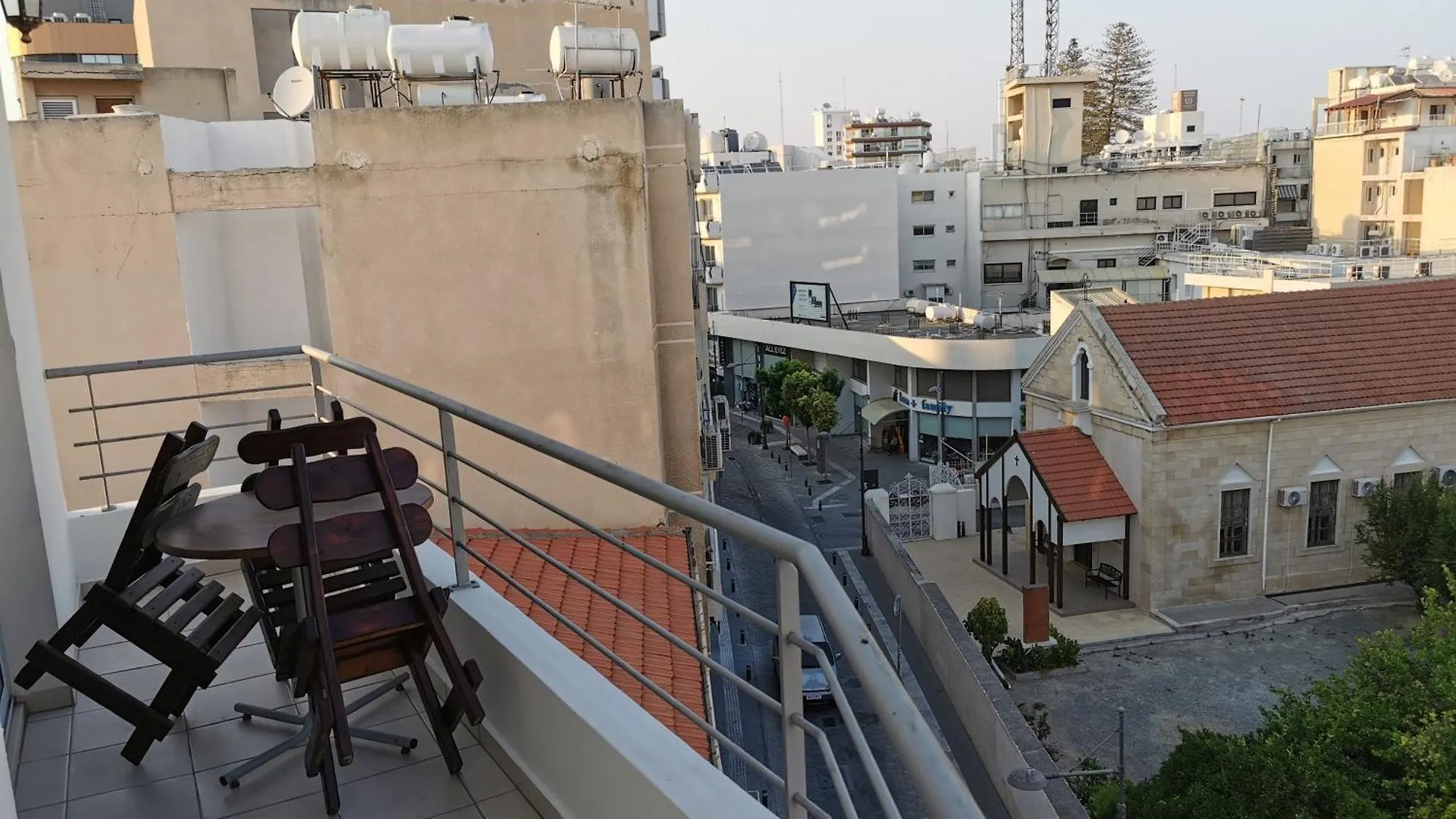 Downtown Studios لارنكا 0*,